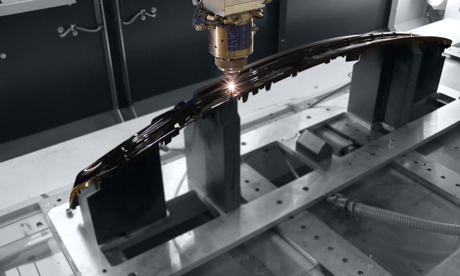 Obrázek 3: CO2 laser vyřezává do vstřikovaného polotovaru nárazníku zákaznickou úpravu.