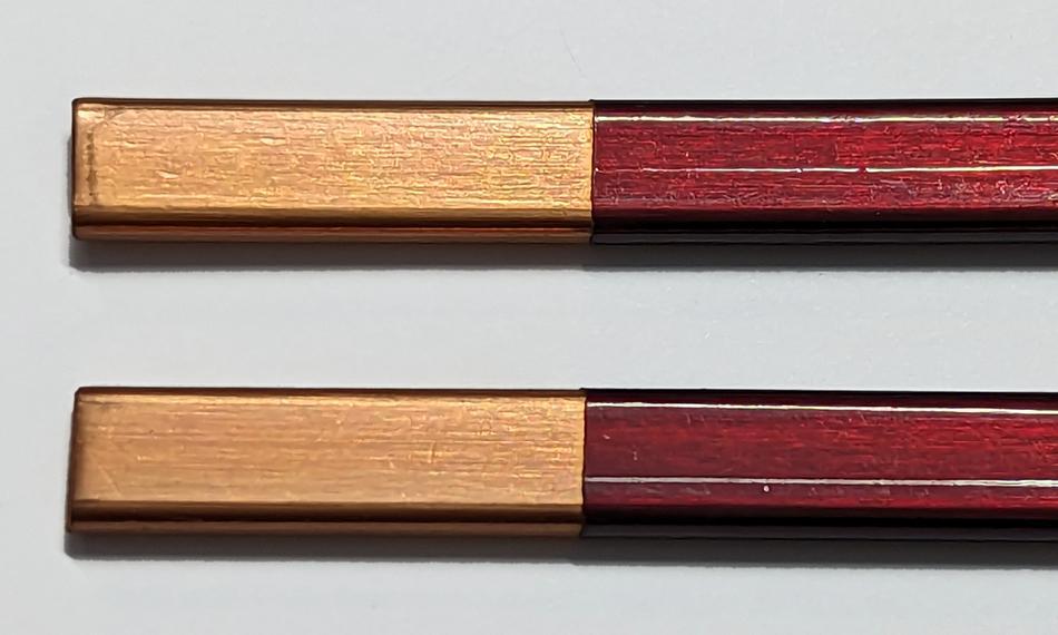 Obrázek 4: Odstranění izolace funguje dobře, protože laser CO2 je absorbován izolačním materiálem, ale odráží se od podkladové mědi.