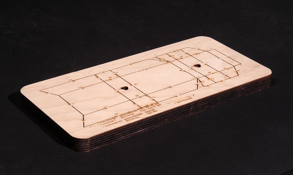 Obrázek 5: Vyřezávání přesných a rovnoběžných drážek do tlusté desky.